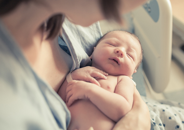 יש תינוק בבית: כך תעברו את התקופה הקשה שלאחר הלידה